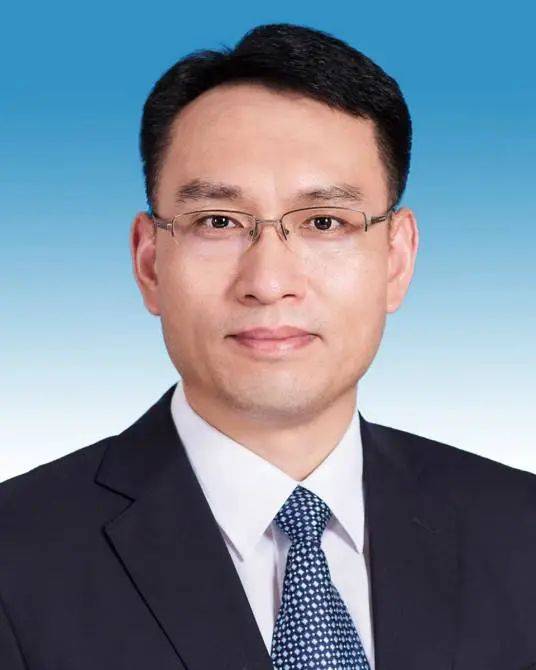 公开履历显示,李爱华出生于1975年10月,安徽宿州人,大学学历,硕士学位