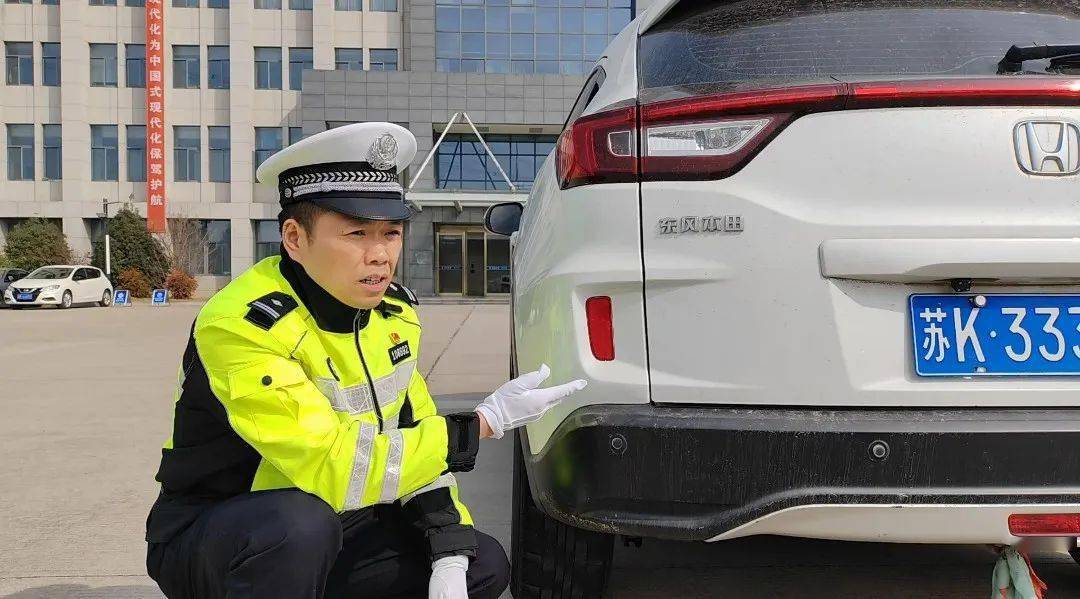 今天,我们邀请了宝应县公安局交警大队事故中队副中队长卢亚希再把