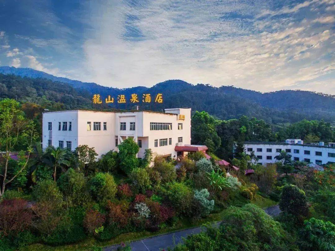 养生度假一站搞定新兴龙山温泉738元起入住主楼豪华房自助早餐无限次