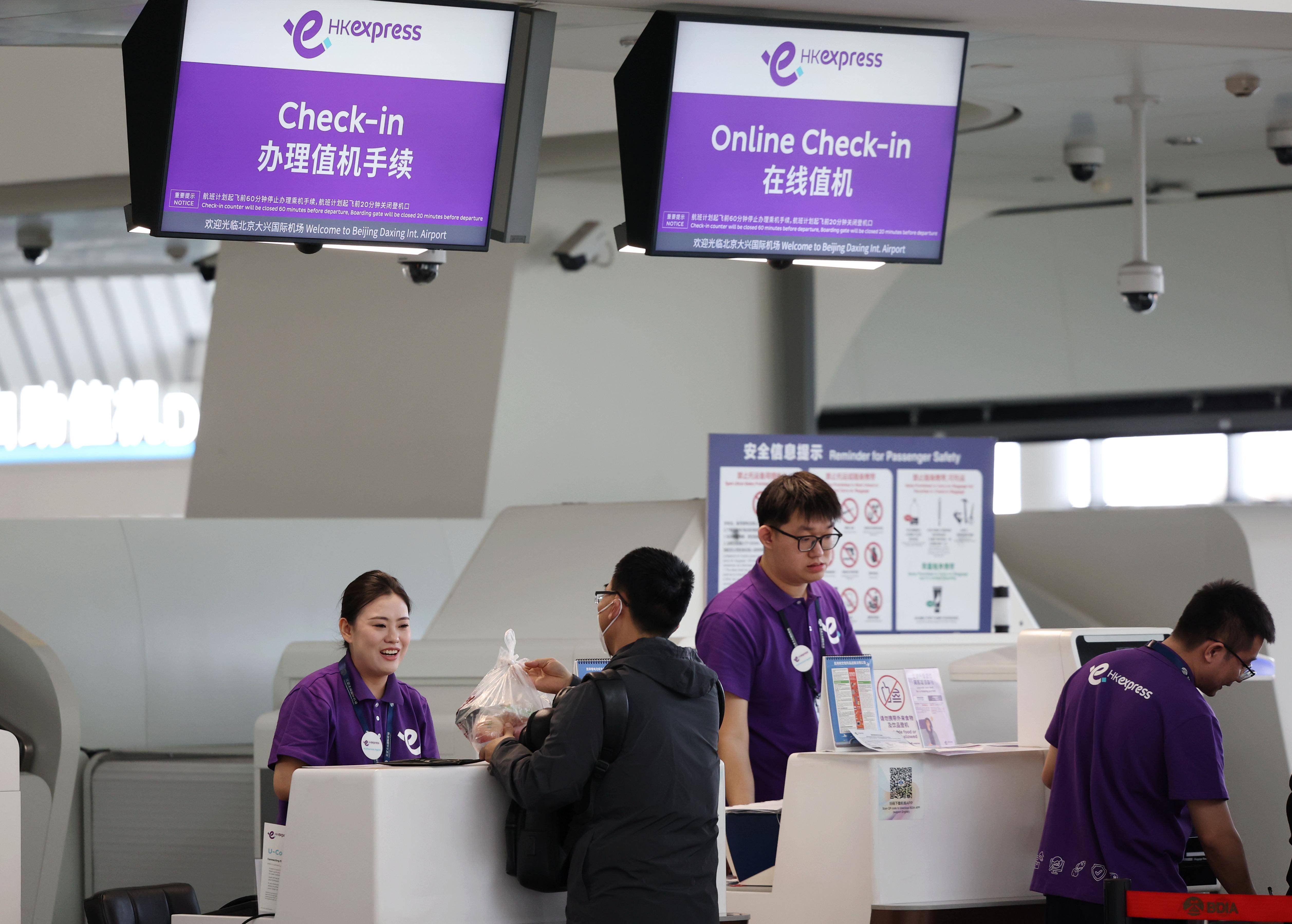 3月12日,在北京大兴国际机场,旅客在香港快运航空的柜台办理值机手续