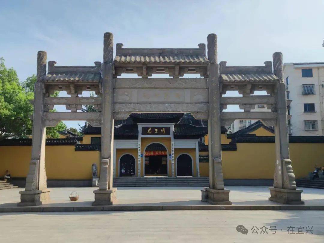 (周王庙)家住宜城东门外钱墅村的钱卓伦,钱秀英兄妹和钱克顺等都在东