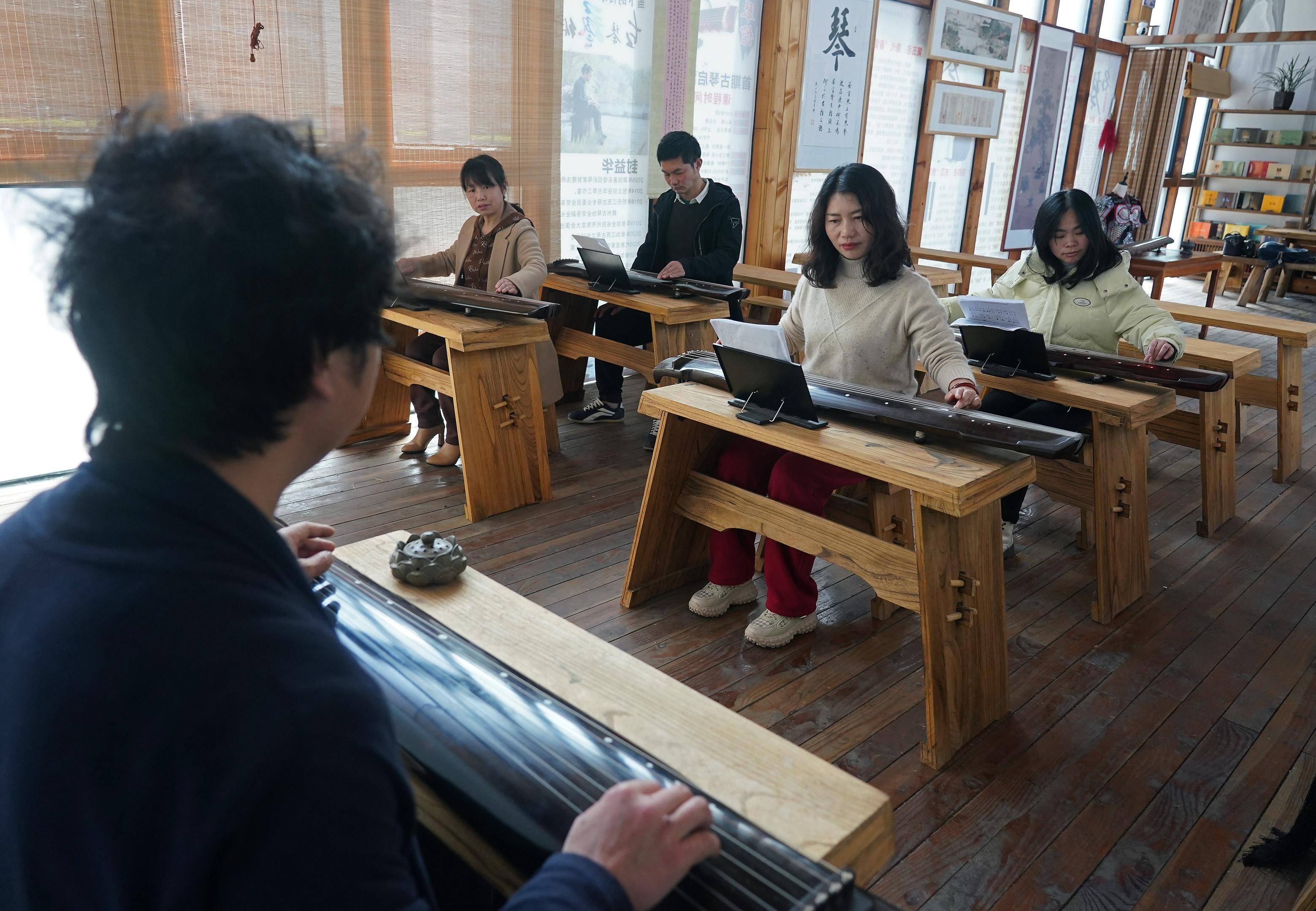 图片故事|乡野"痴"琴人