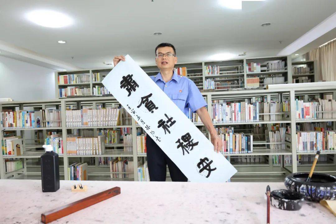 近年来,他的书法作品多次在国家级书画展中展出.