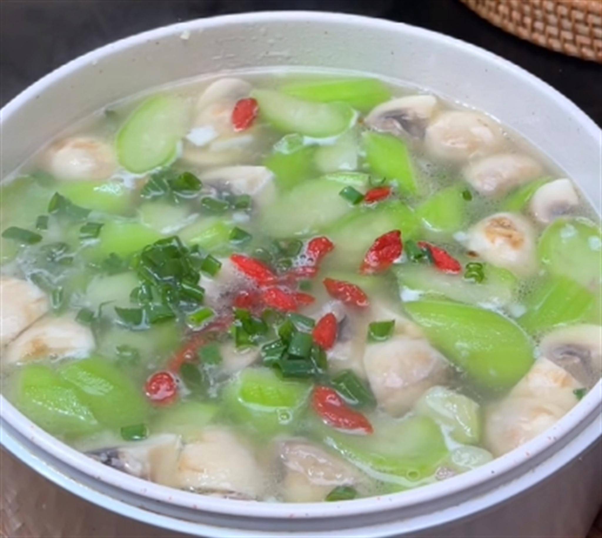 丝瓜蘑菇汤是一道非常简单易做的家常菜,它不仅味道鲜美,而且营养丰富