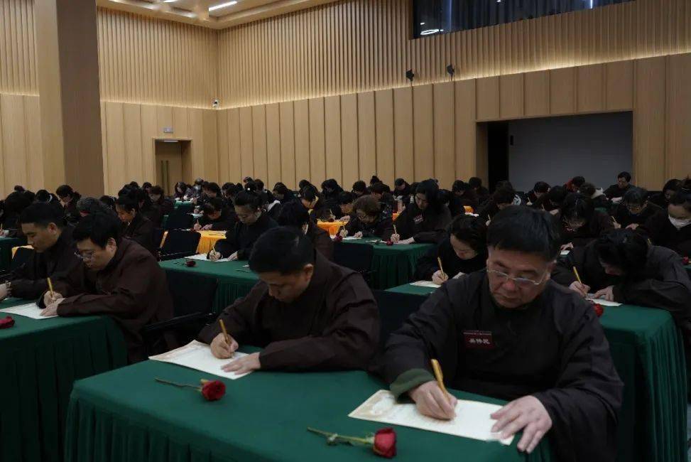 读诵《法华经观世音菩萨普门品》10日上午,大众礼请慧传法师授八关
