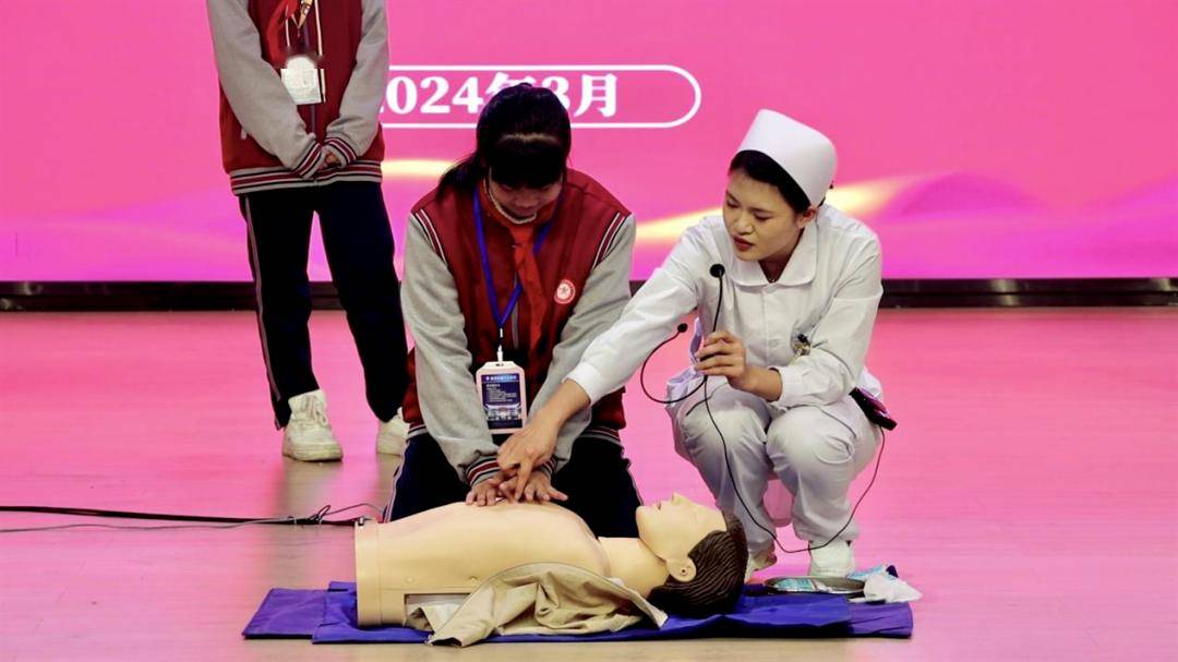 中国好人风采粟火红医学院女教师成功抢救落水者