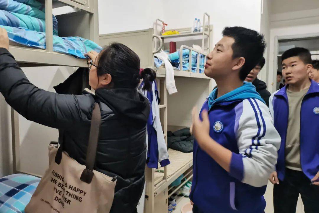 宿舍是小家,关系你我他:杨村一中开展班主任进宿舍行动