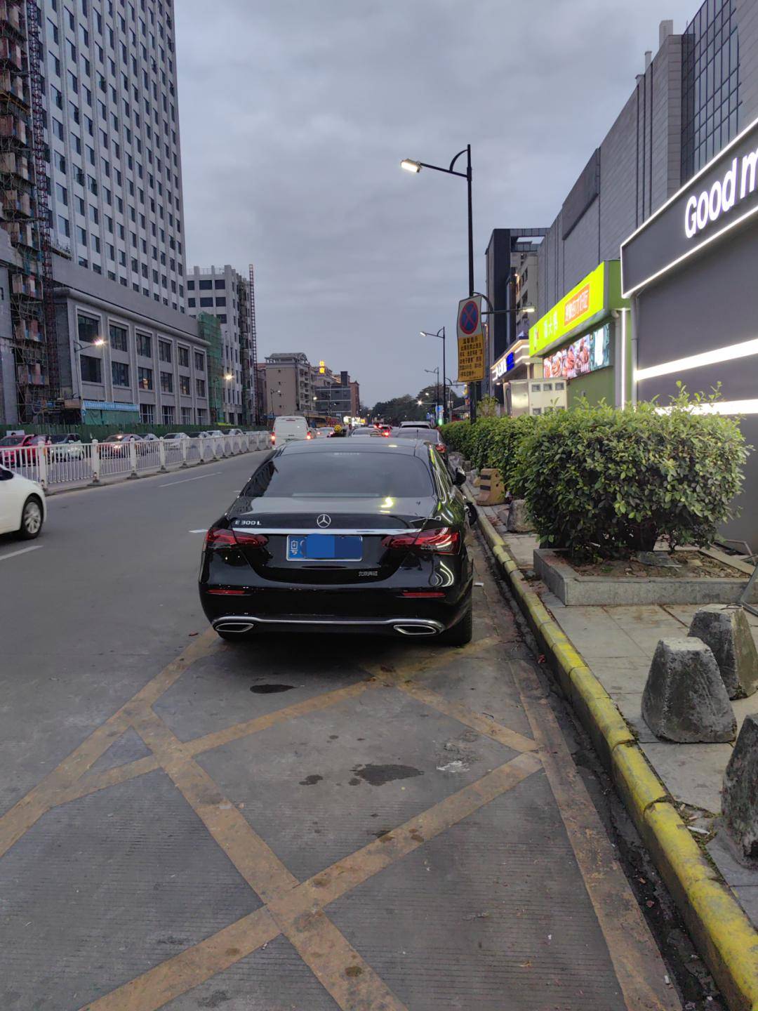 万江公安分局交警大队开展道路交通品质提升专项行动对乱停乱放停车
