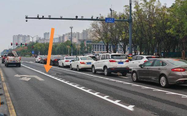 "可变车道"的地面标线形似"锯齿车道",注意与"虚实线车道"区分,进入后