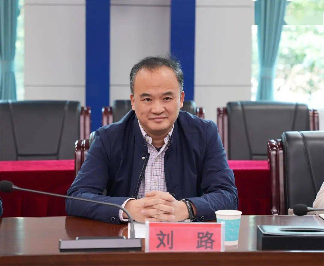 详细介绍了学校的办学理念,育人理念以及当前健康卫生工作的推进状况