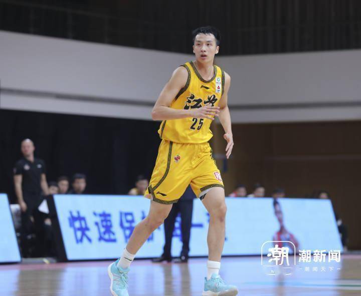 同年,郑祺龙参加cba选秀,首轮第五顺位被江苏肯帝亚选中.