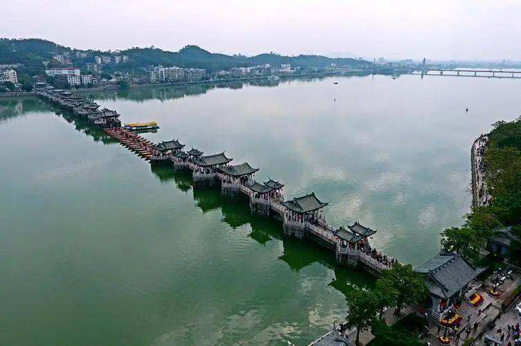 被称为"世界上最早的启闭桥"位于广东潮州的广济桥广济桥"拼起来"的桥