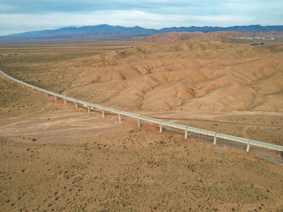 路桥公司承建的银巴铁路项目开展安全隐患排查工作,针对架梁特种机械