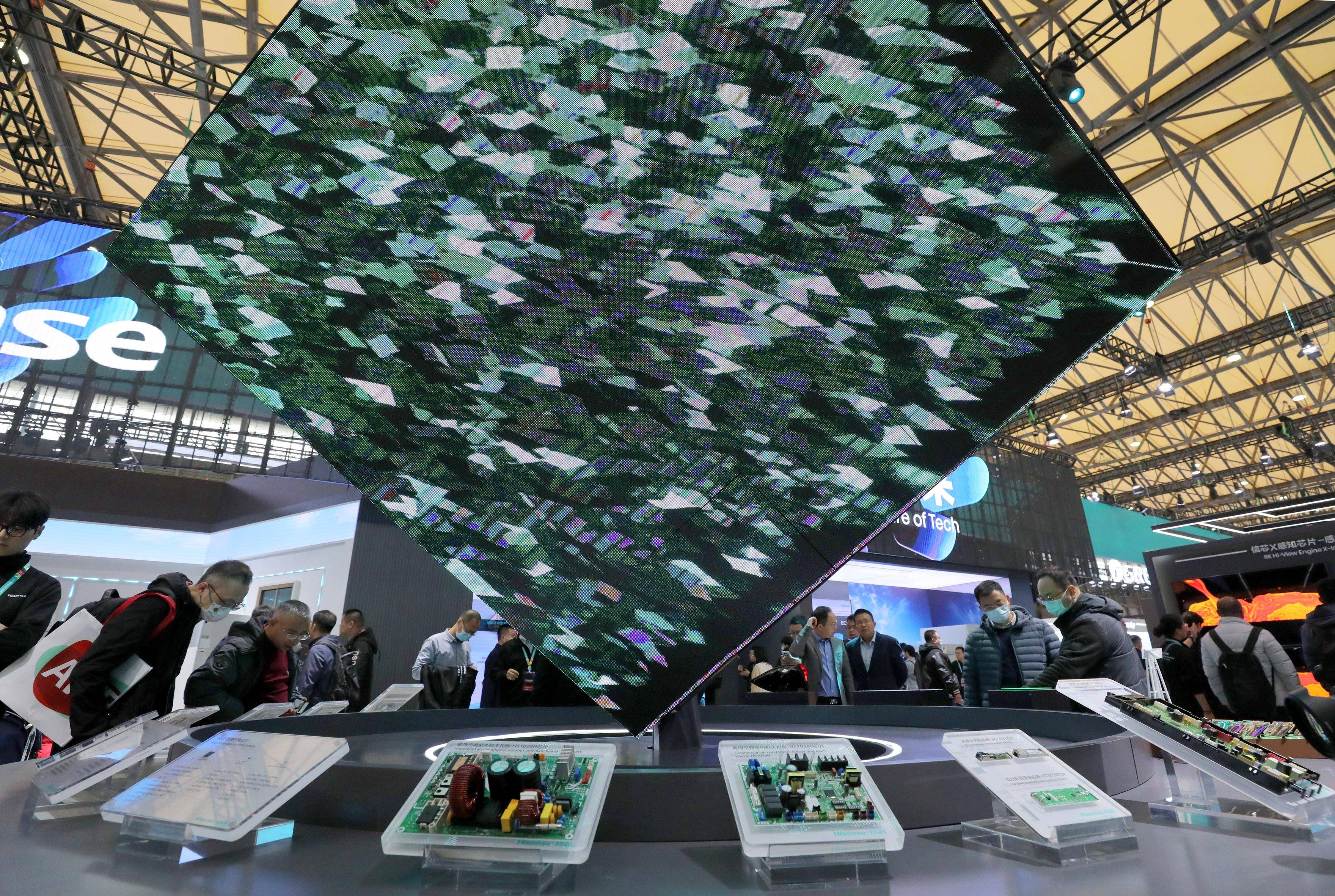 中国家电及消费电子博览会在沪开幕_新华社_方喆_参观者