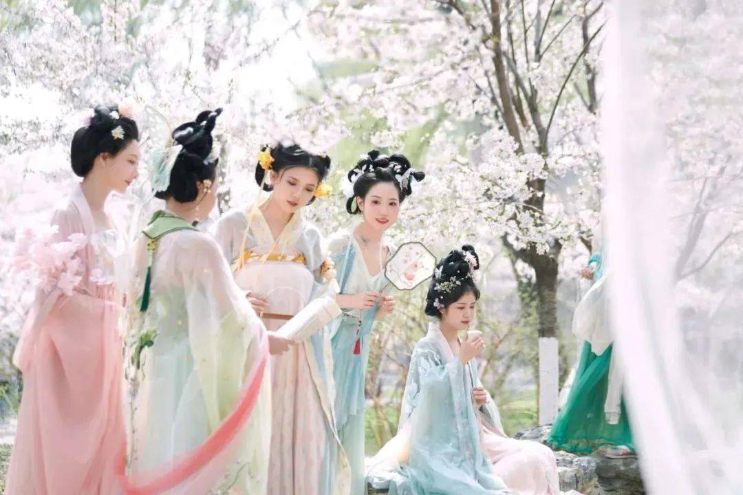 com/s/xumnrdsglf7ucb1wb6pdlg活动期间,凡穿汉服的游客,即可享受免费