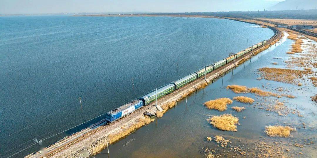 游客持本人身份证及3日内k237,8165,k2665次"水上列车