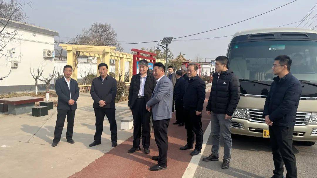 洪新一行来到潮泉镇调研农村改厕工作,肥城市政府党组成员,副市长孙栋