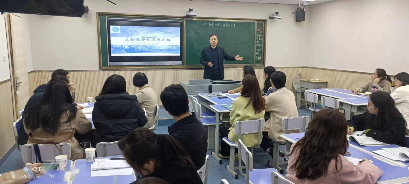 工作坊主持人刘新博及核心成员郑语丝,周彤三位名师,现场展示了大单元