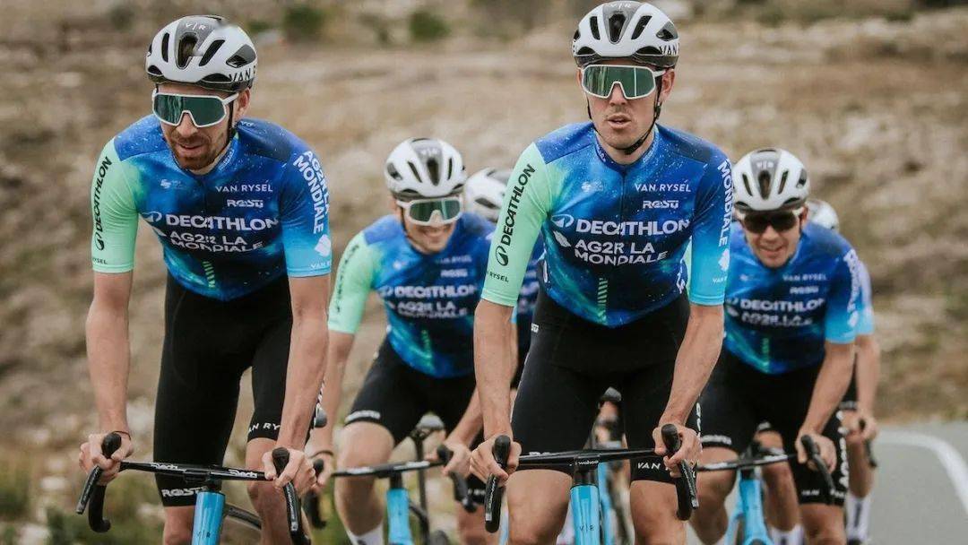 "银河"为主题创作并命名的,衣服上印有大片银河系的图案,迪卡侬也更新