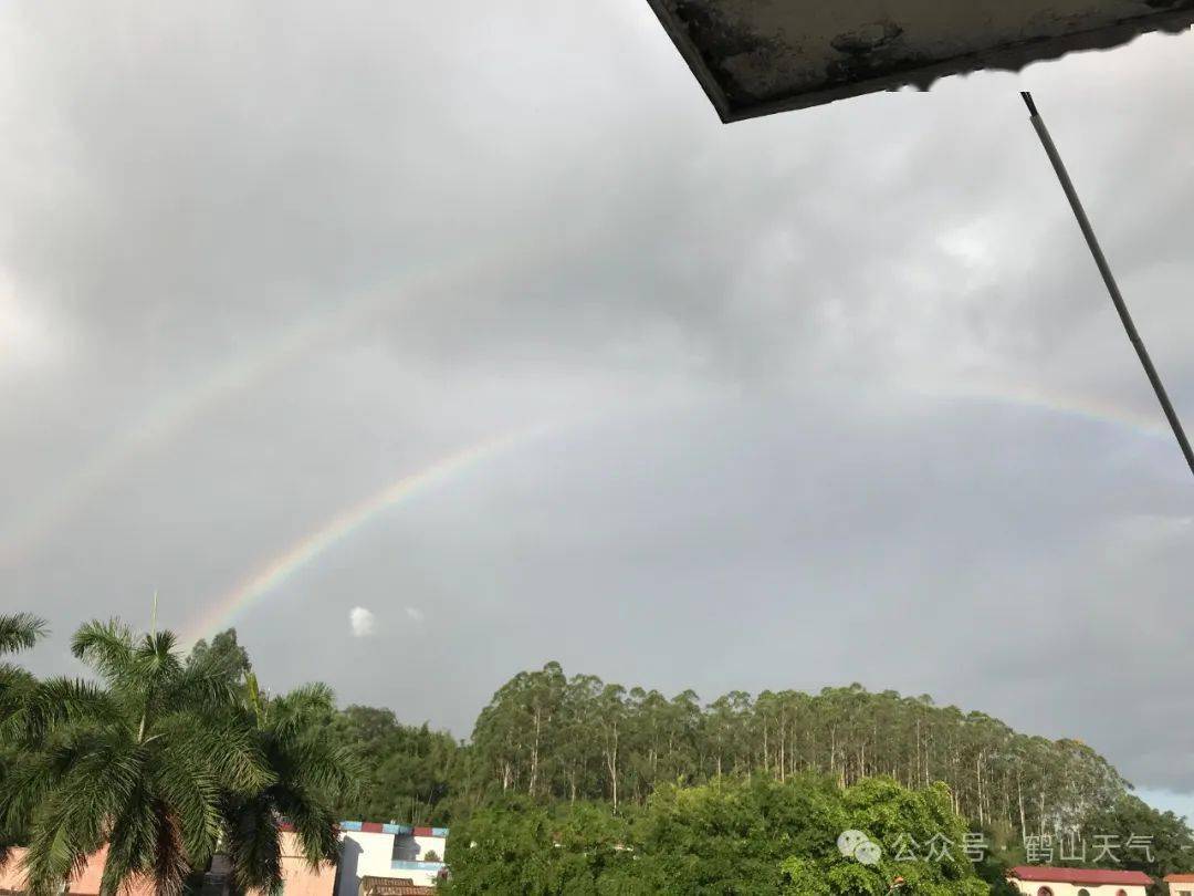 我看到了天边出现了两条彩虹,这让我深深感受到大自然真的是太奇妙了