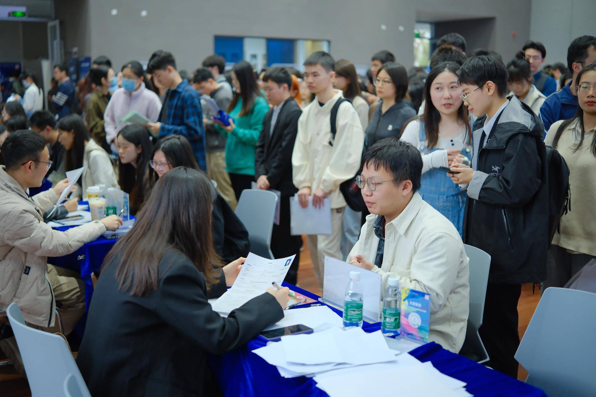 大学生求职热情高涨,每个企业展位前都排起了长龙,等待面试和咨询的