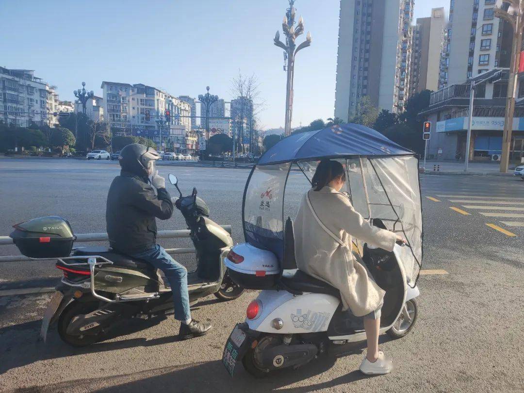 名山这两个路口驾乘摩托车或电动车不戴头盔加装雨棚被曝光
