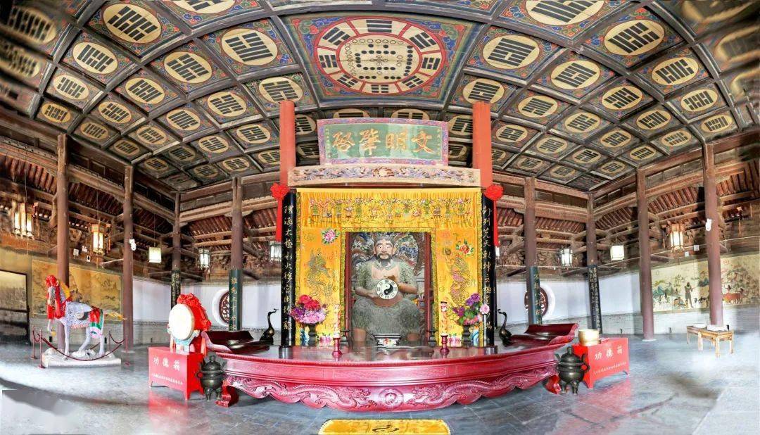 庙内有伏羲塑像和古建筑群具有典型的中国古代宫廷式建筑格局整体建筑