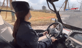 驾车的伍媛媛是成都东部新区公安分局的一名"00后"