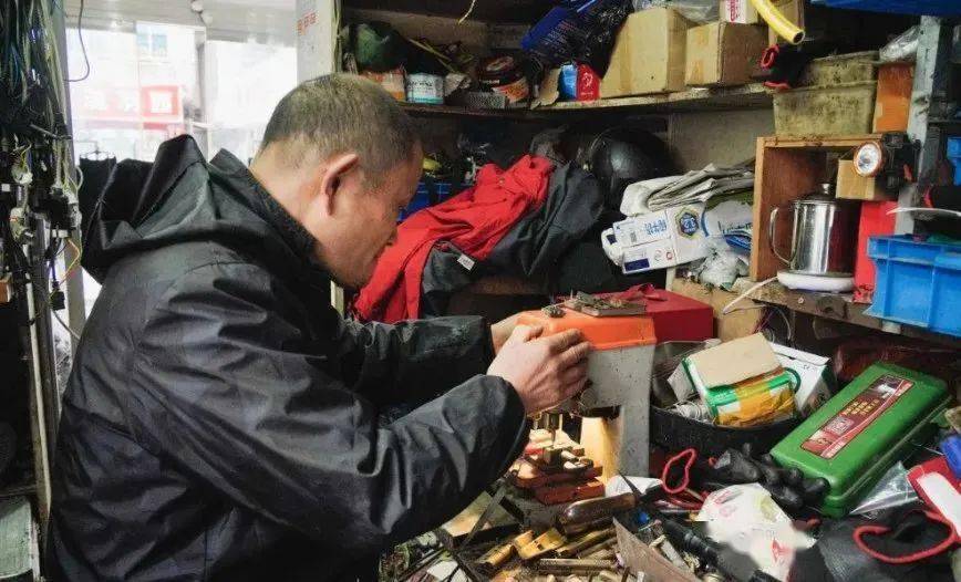 老人朋友圈里的全能锁匠