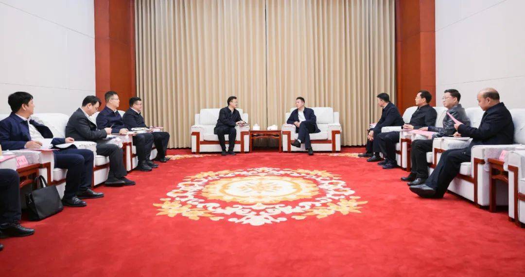 与泸州市委书记杨林兴会谈与泸州市委书记杨林兴会谈时,罗生宏简要