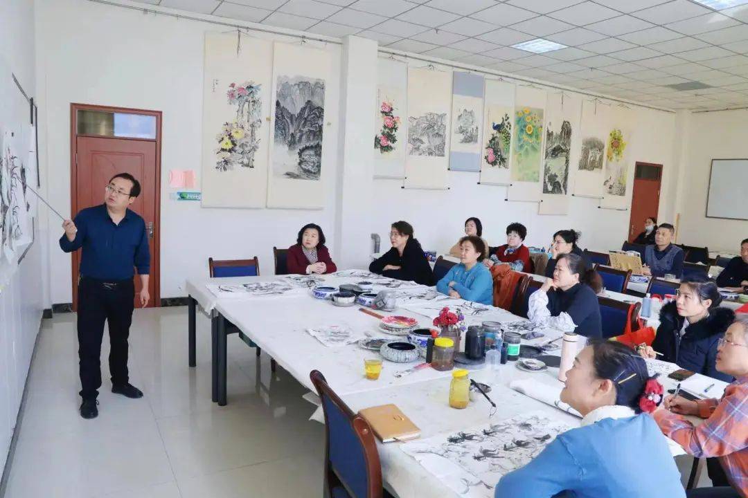 在金昌市老年大学二楼鼓乐班课堂上,老师向学员们详细介绍了非洲鼓的