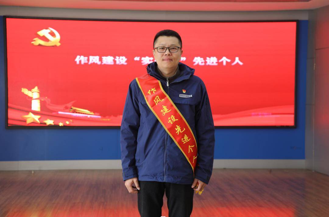 为做好本职工作,彭凯同志一直着眼于大局,不争个人名利,服从组织安排