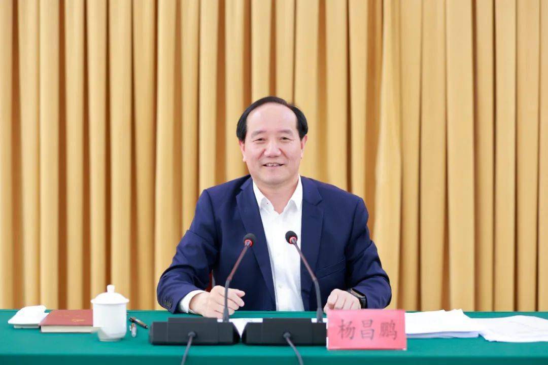 市委副书记,市长尹恒斌主持会议.