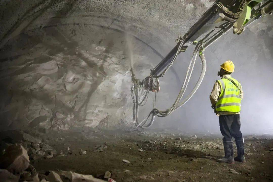 区间和长生老街站至百乐园站区间正在进行明挖段与暗挖段主体结构施工