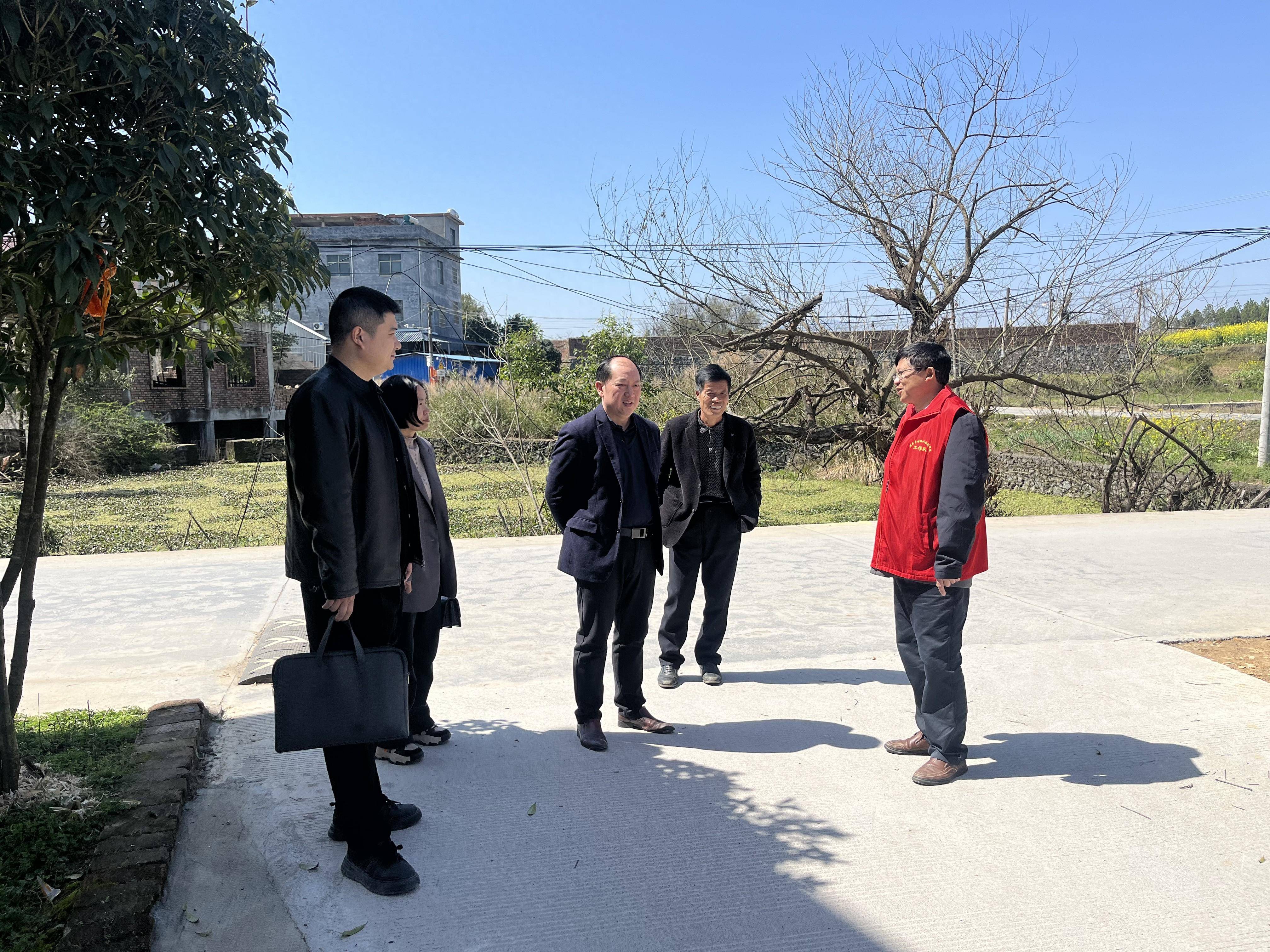 3月12日,永州市气象局党组成员,副局长周明辉一行到道县宜阳村调研