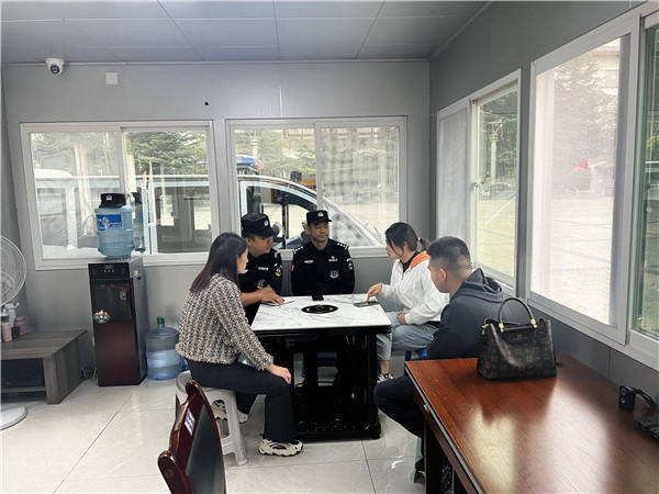 云南镇雄建在七嘴八舌中的警务室