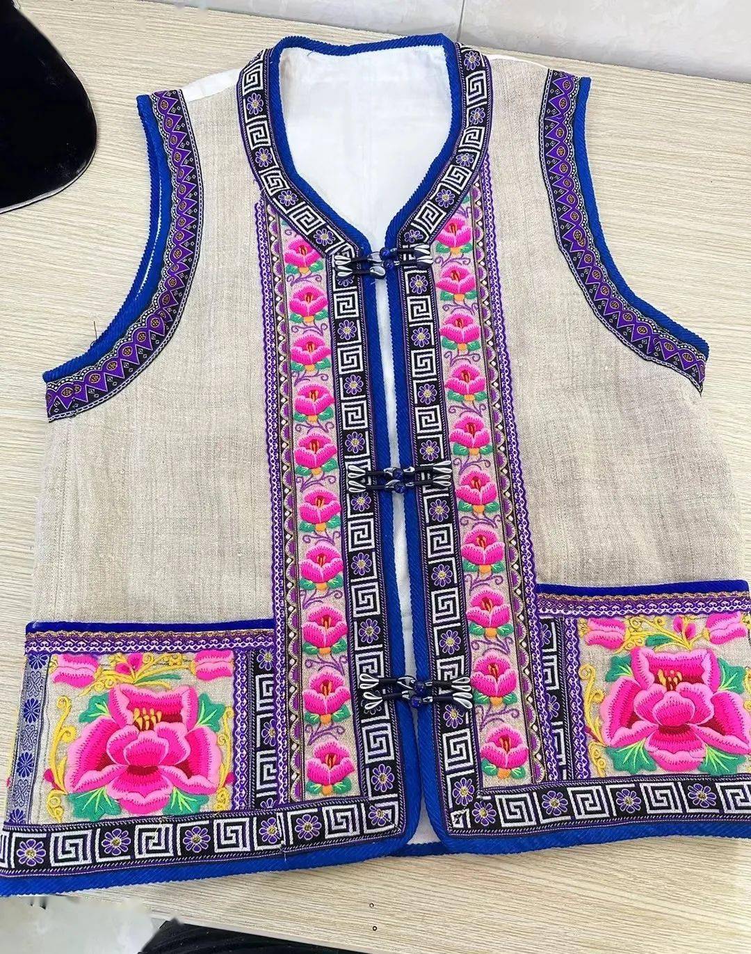 男青年喜欢穿着白色麻布和火草的领褂,年长的还喜欢穿着羊皮褂.