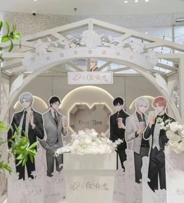 图源小红书网友@彩cloud物语还有女孩晒出和5个男人同时"领证结婚"