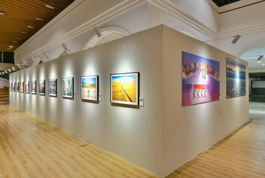 影像成都摄影艺术展在东安湖开展