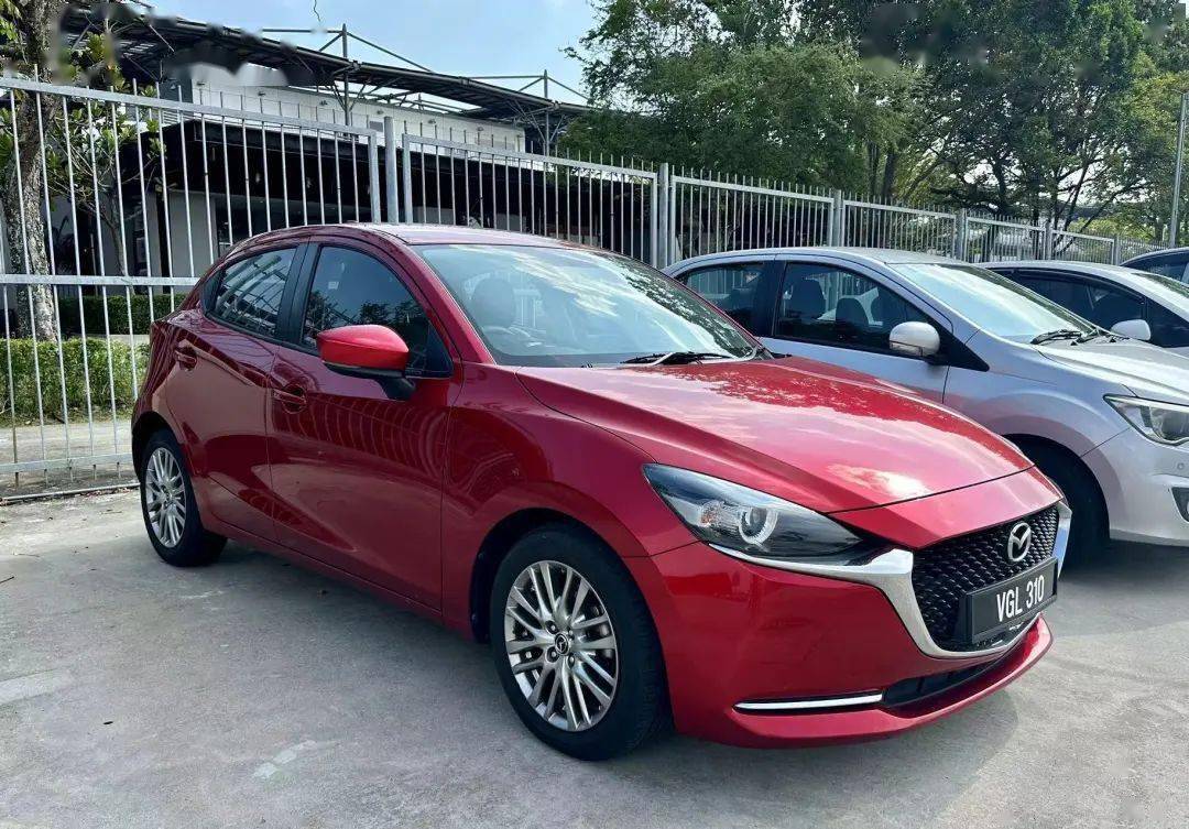 个平行的排气管三菱 第四代 mirage掀背本田s2000爆改本田思域和city