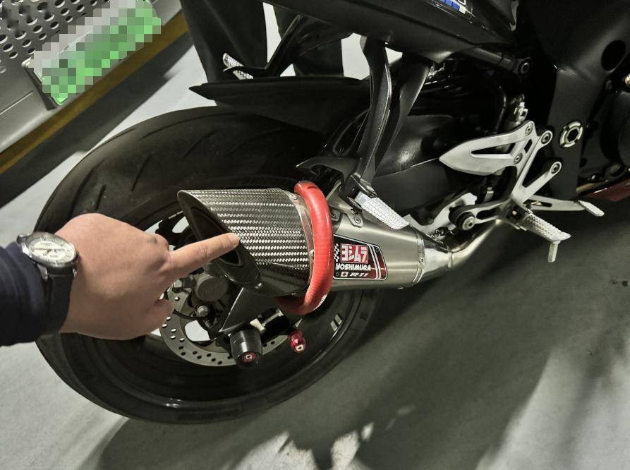 相关规定,游某因使用拆除摩托车消声器,加装排气管擅自改装机动车的