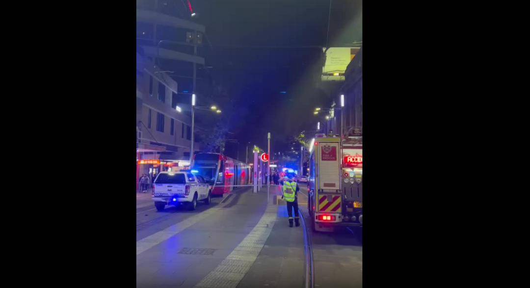 警惕悉尼cbd轻轨又出事了车门直接被扯下乘客紧急疏散