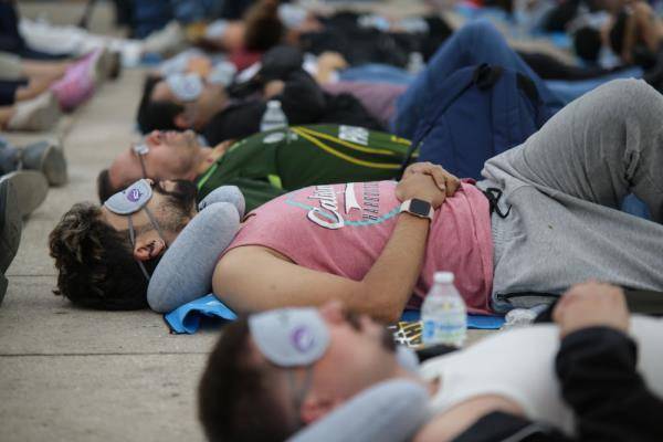 墨西哥城:户外小憩_睡眠_新华社_人们