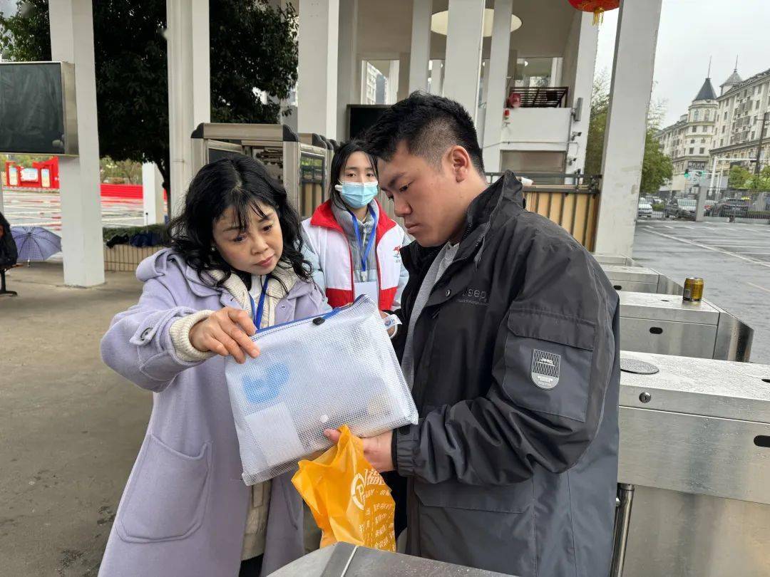 我市共设吉安市第一中学,吉安市第二中学,吉安市白鹭洲中学等12个考点