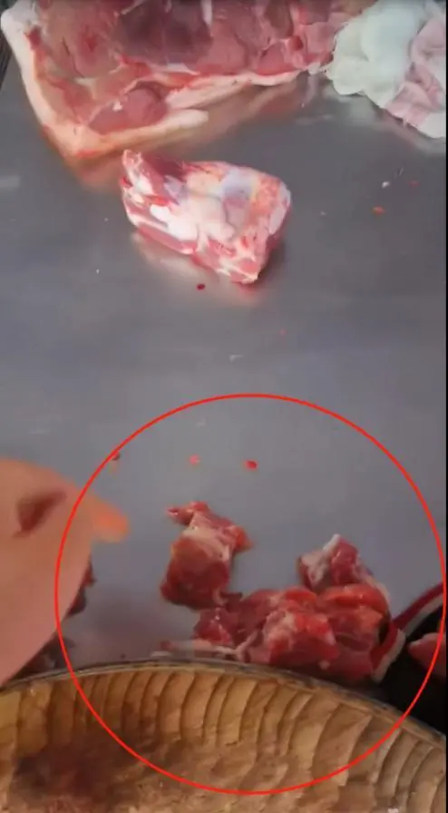 女子3次买排骨怀疑被摊贩掉包第4次拍视频抓到现行