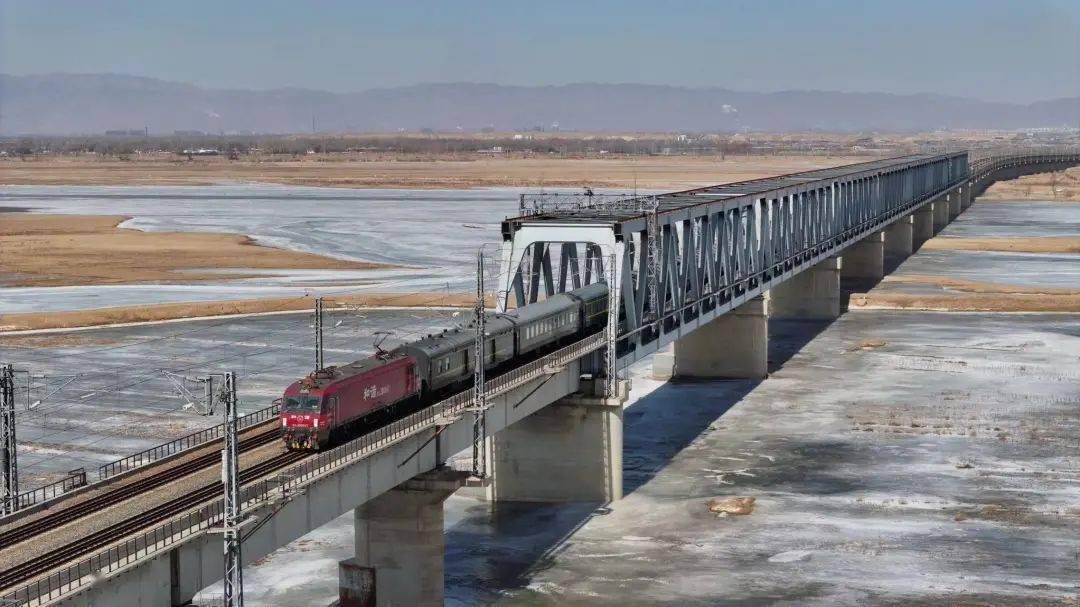 k4599/8/9次列车从呼和浩特站始发,经由内蒙古,陕西,河南,湖北,湖南