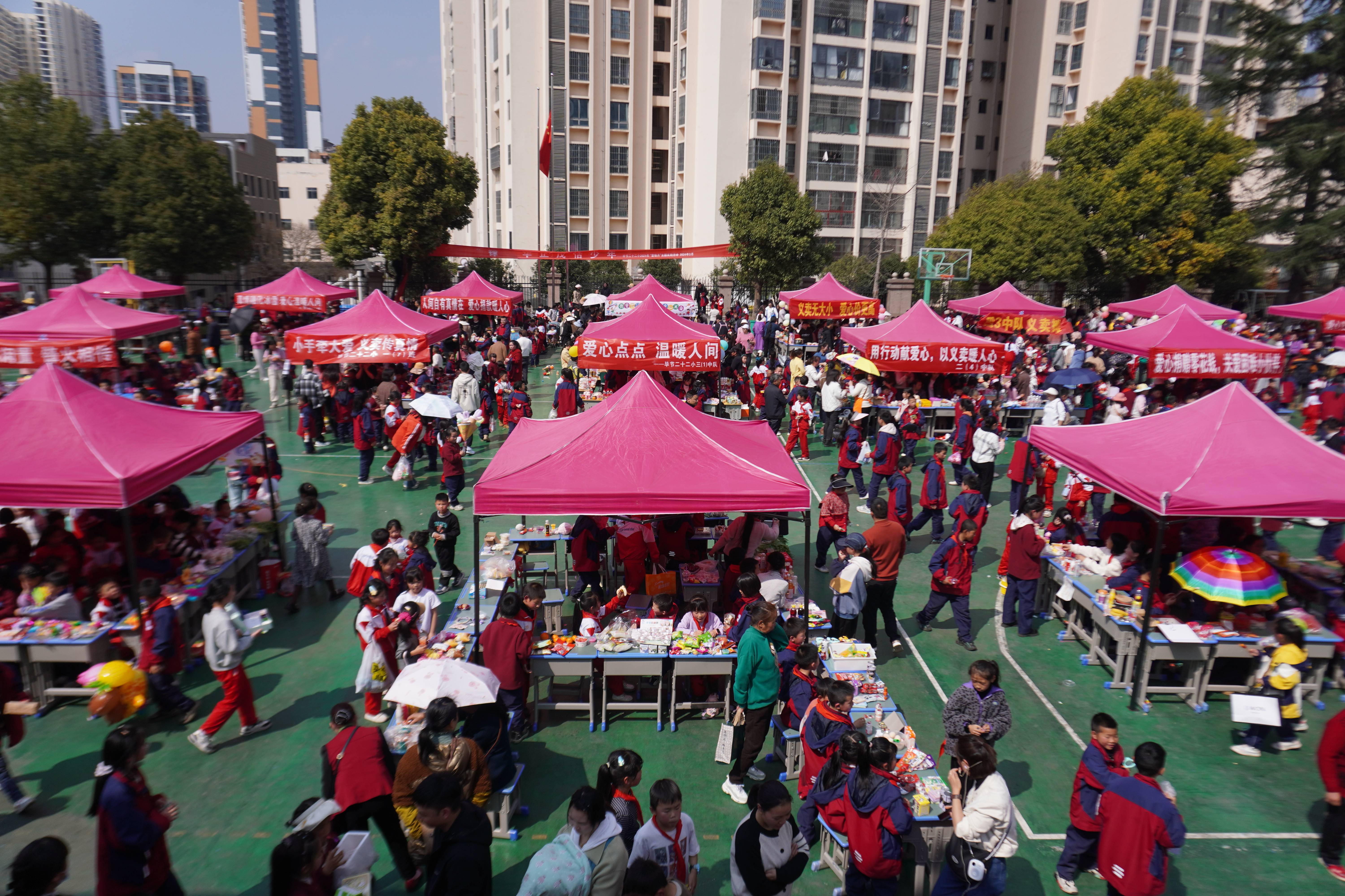 "从一年级开始,我就一直参加学校的义卖活动,每一次都很有成就感.