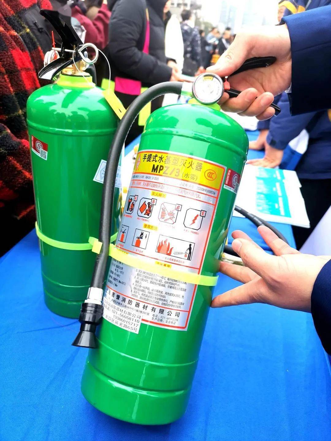 电动车锂电池起火为何不能用红色灭火器偷油又偷税有些加油站竟然这样