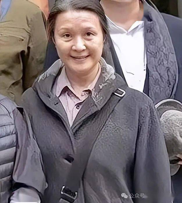 她在电影《年轻的朋友》中扮演赵真真一角,展现出活泼开朗,英姿飒爽的