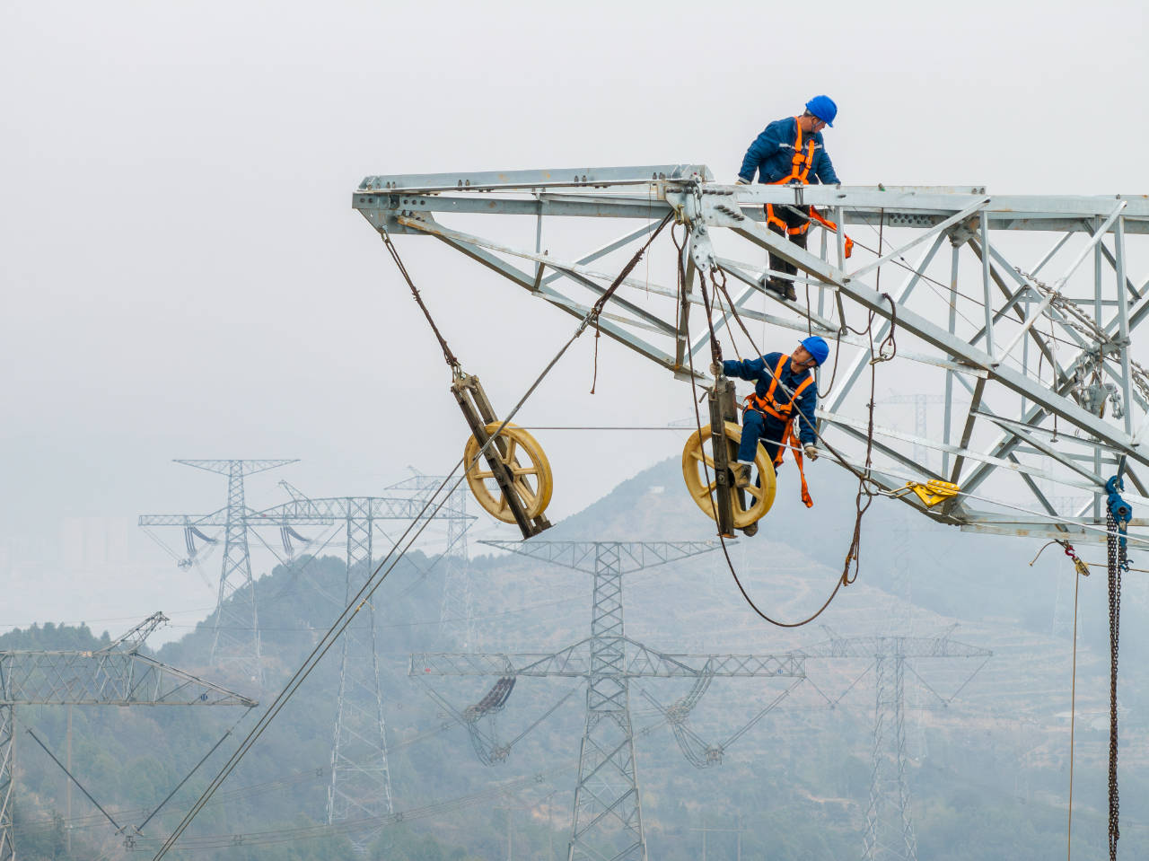 送"重点工程±800千伏复奉线架线施工圆满收官_华东_送变电公司_电力